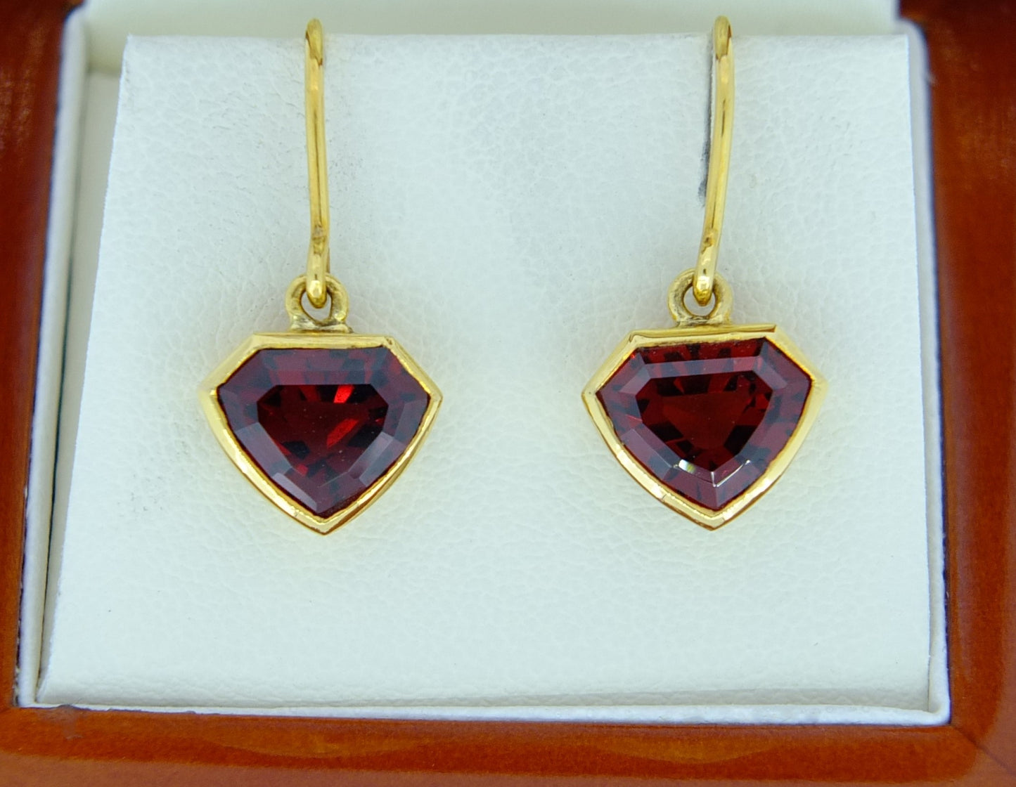 6.23 CT Red Garnet & 18 CT Gold Earrings