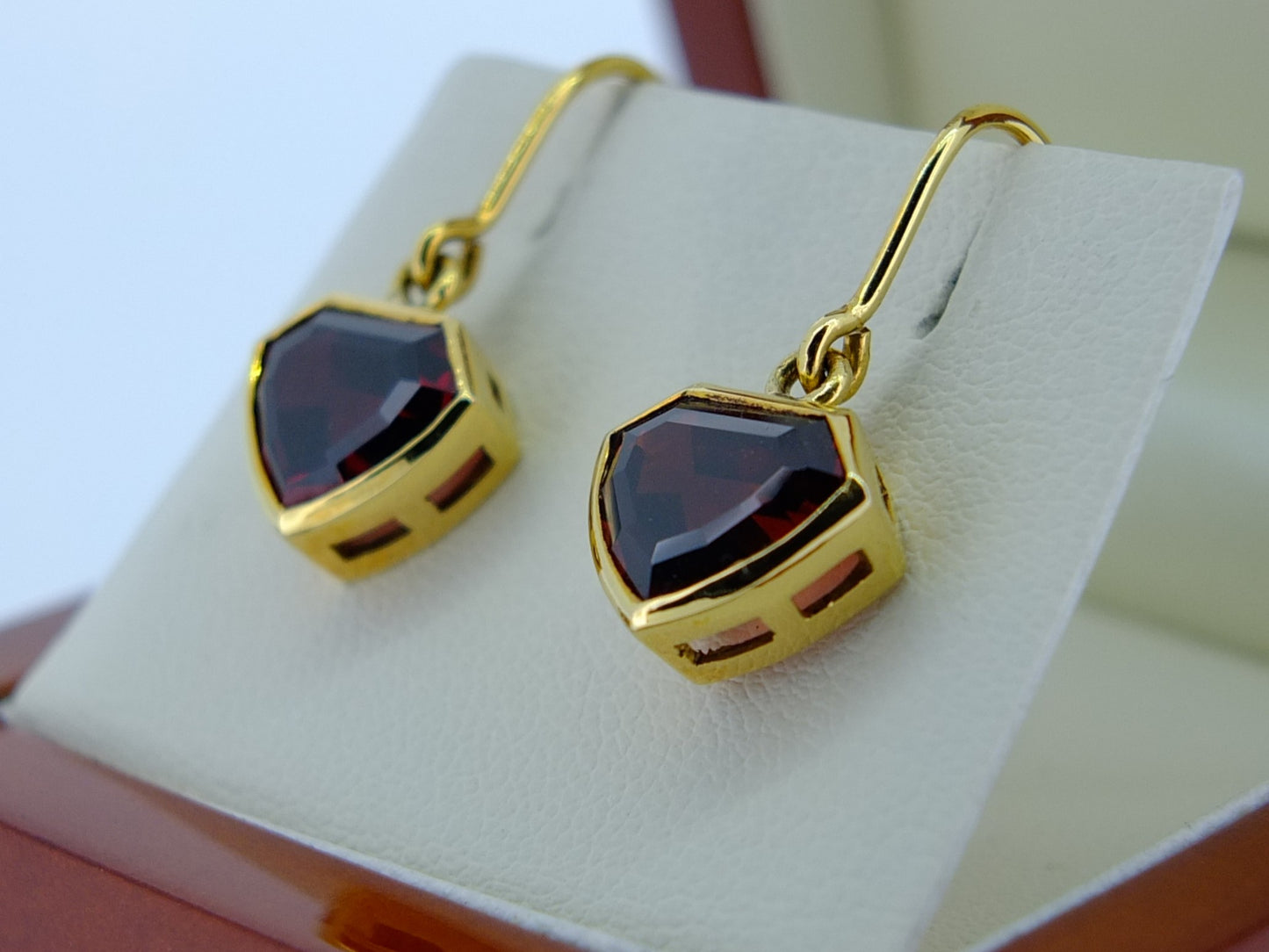 6.23 CT Red Garnet & 18 CT Gold Earrings