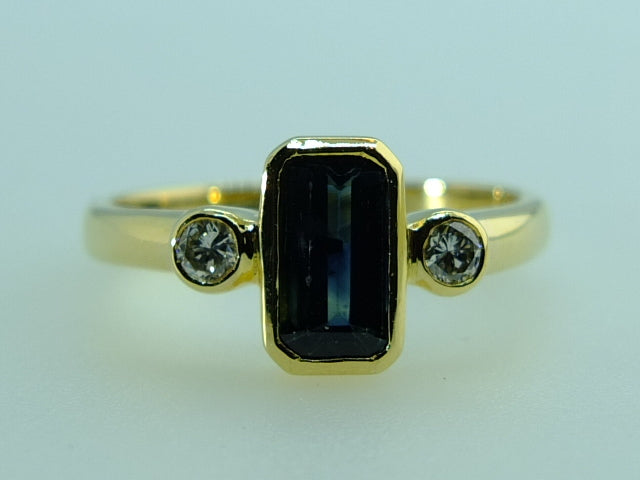 1.89 CT Australian Blue Sapphire Diamond 18 CT gold  ring