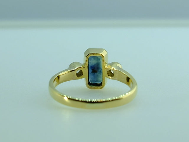 1.89 CT Australian Blue Sapphire Diamond 18 CT gold  ring