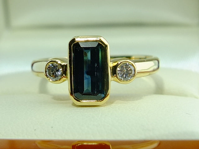 1.89 CT Australian Blue Sapphire Diamond 18 CT gold  ring