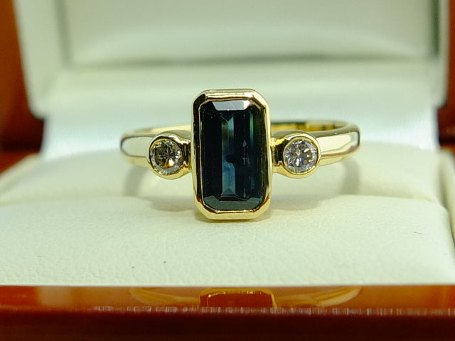 1.89 CT Australian Blue Sapphire Diamond 18 CT gold  ring