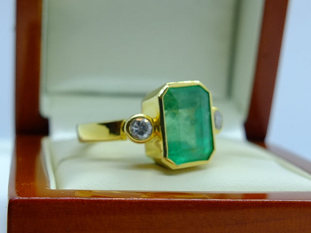 6.23 ct Colombian Emerald, Diamond and 18ct Gold Ring