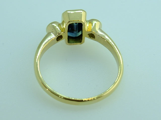 1.89 CT Australian Blue Sapphire Diamond 18 CT gold  ring